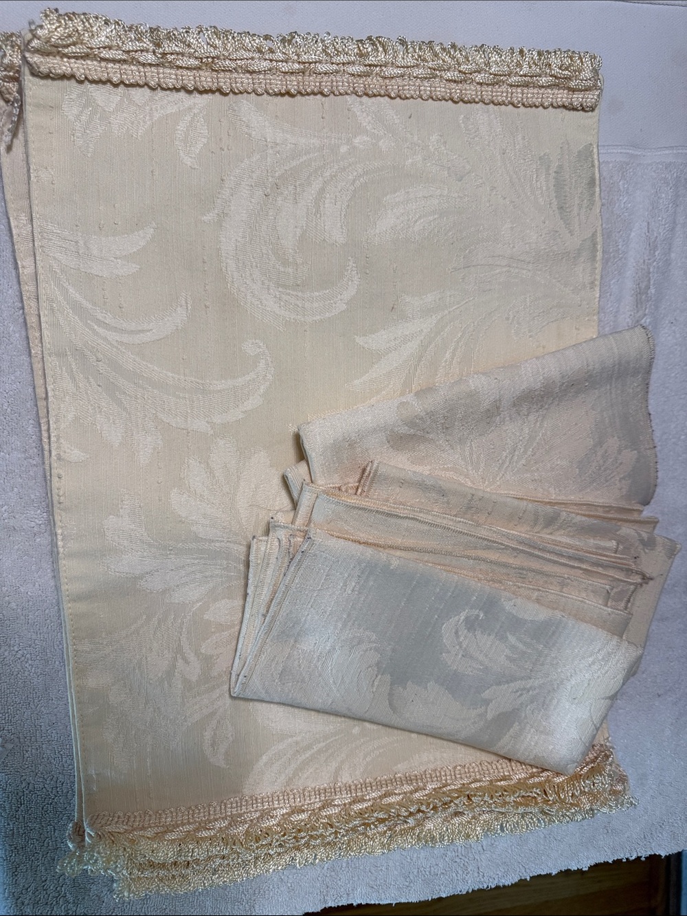 4 placements and 4 napkins Luxury Cream Damask with Fringe